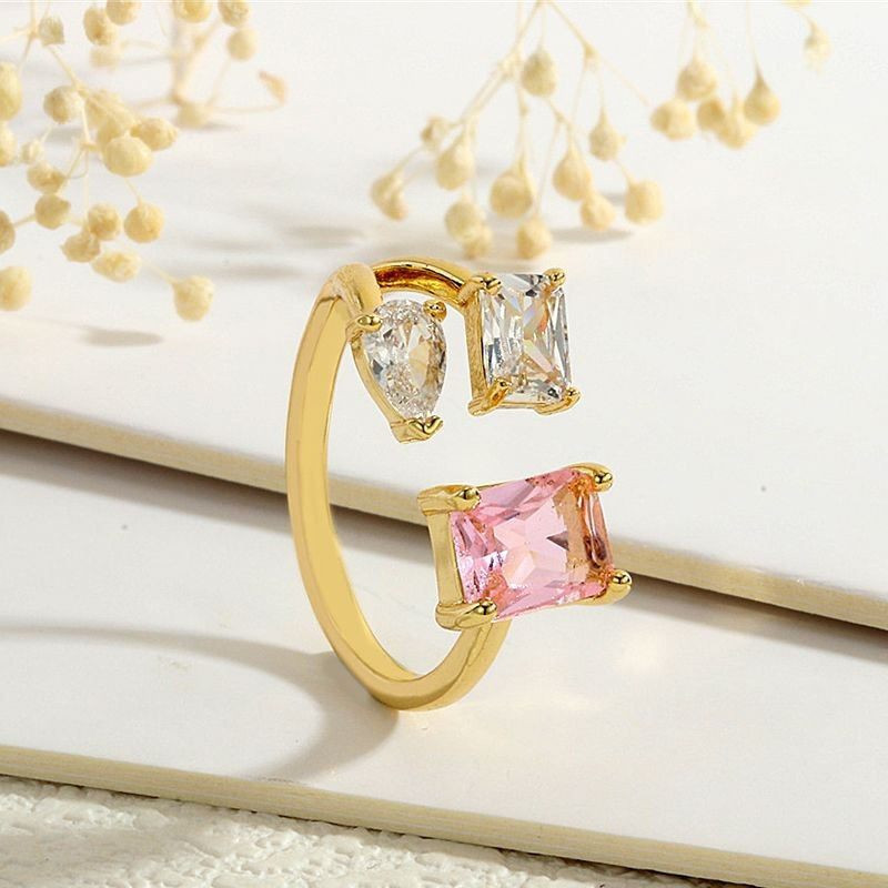 Асимметричное кольцо с тремя разноцветными кристаллами разной формы CJG67886