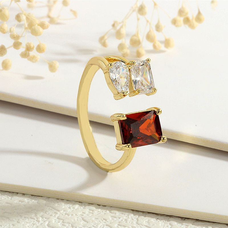 Асимметричное кольцо с тремя разноцветными кристаллами разной формы CJG67886