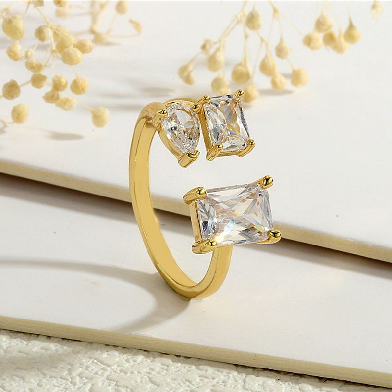 Асимметричное кольцо с тремя разноцветными кристаллами разной формы CJG67886