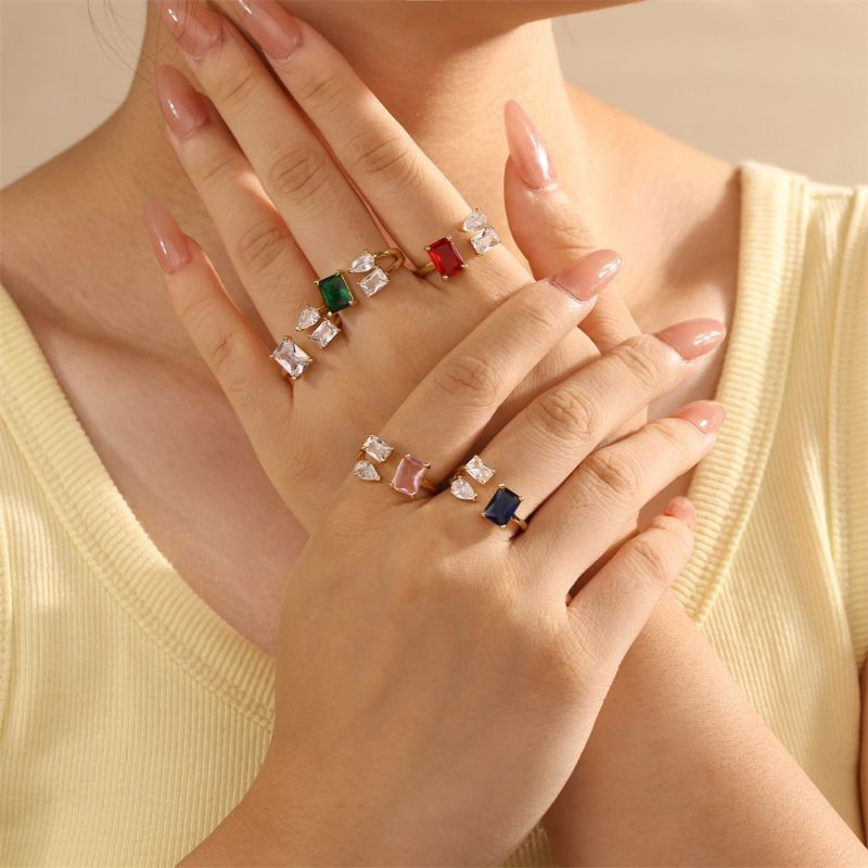Асимметричное кольцо с тремя разноцветными кристаллами разной формы CJG67886