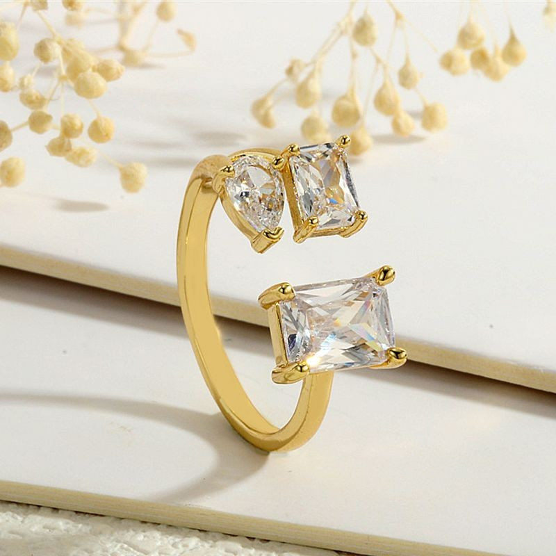 Асимметричное кольцо с тремя разноцветными кристаллами разной формы CJG67886