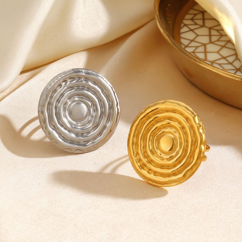 Стальное кольцо с рельефным изображением луны и звезд CJN25423