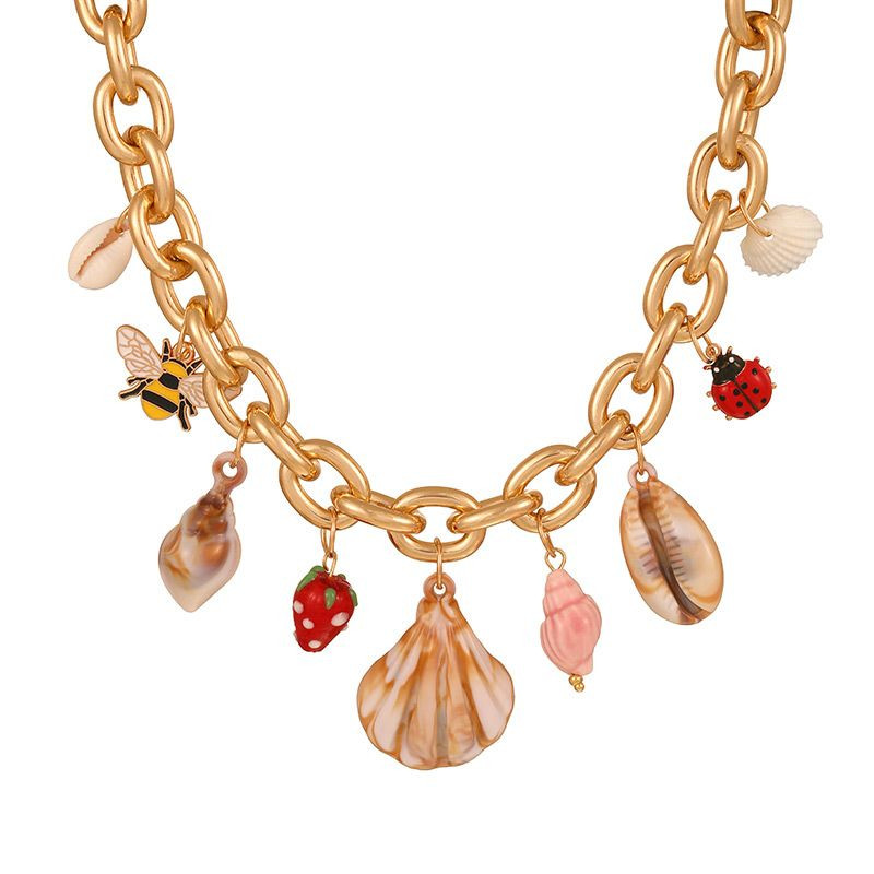 Массивная золотистая цепь с множеством морских подвесок CJM23007