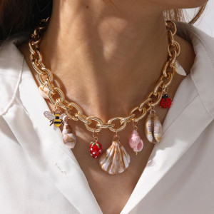 Массивная золотистая цепь с множеством морских подвесок CJM23007