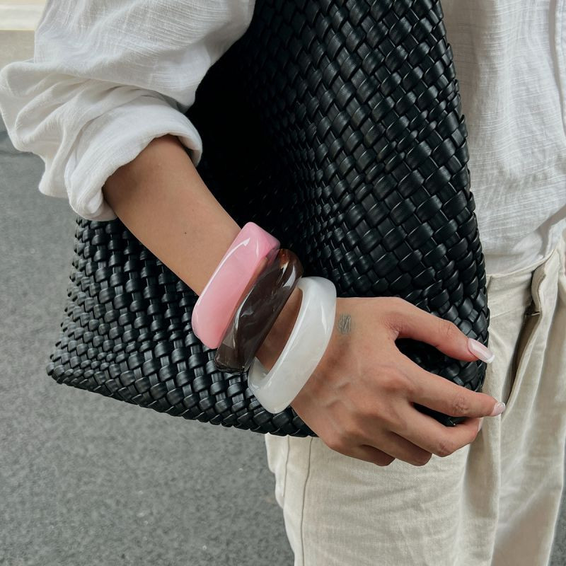 Браслет жесткий объемный из гладкого полимера CJP36056