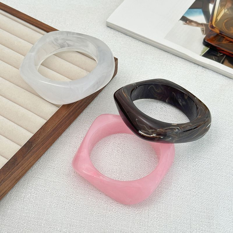 Браслет жесткий объемный из гладкого полимера CJP36056