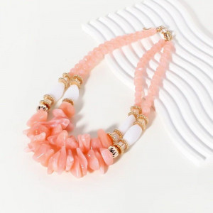 Объемное многослойное колье из розового акрила с золотистыми акцентами CJP52305 Объемное многослойное колье из розового акрила с золотистыми акцентами CJP52305