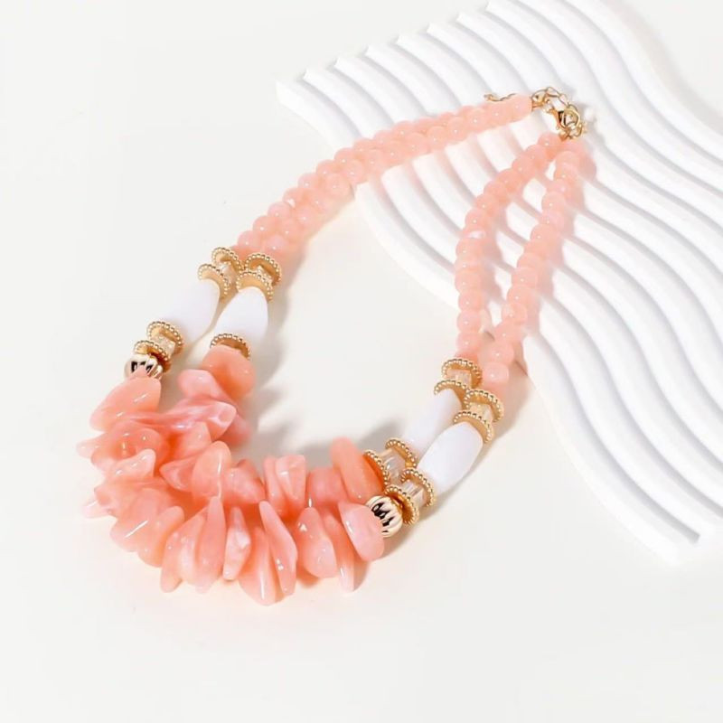 Объемное многослойное колье из розового акрила с золотистыми акцентами CJP52305