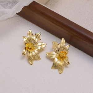 Серьги-пусеты Цветы Лилии фактурные CJL88450 Серьги-пусеты Цветы Лилии фактурные CJL88450