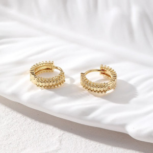 Широкие рельефные серьги-кольца с полосатым узором M85272 Широкие рельефные серьги-кольца с полосатым узором M85272