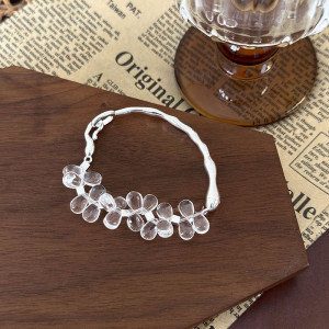 Браслет жесткий с цветочными вставками из стекла CJG70699