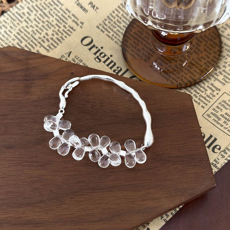 Браслет жесткий с цветочными вставками из стекла CJG70699