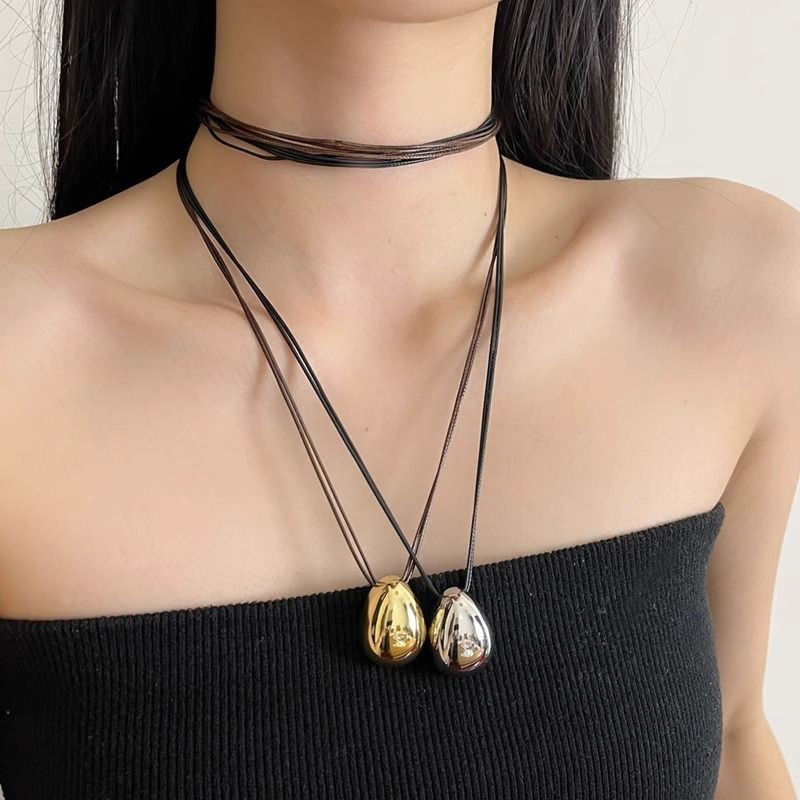 Лаконичное колье из двойного шнурка с крупной каплей CJL26573