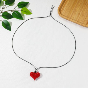 Минималистичное колье на шнурке с ярко-алым сердцем CJR56953 Минималистичное колье на шнурке с ярко-алым сердцем CJR56953