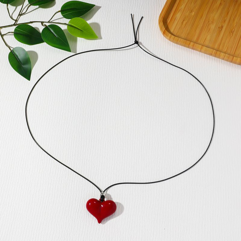 Минималистичное колье на шнурке с ярко-алым сердцем CJR56953
