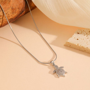 Цепочка с подвеской в форме черепахи с ажурным панцирем CJR85777