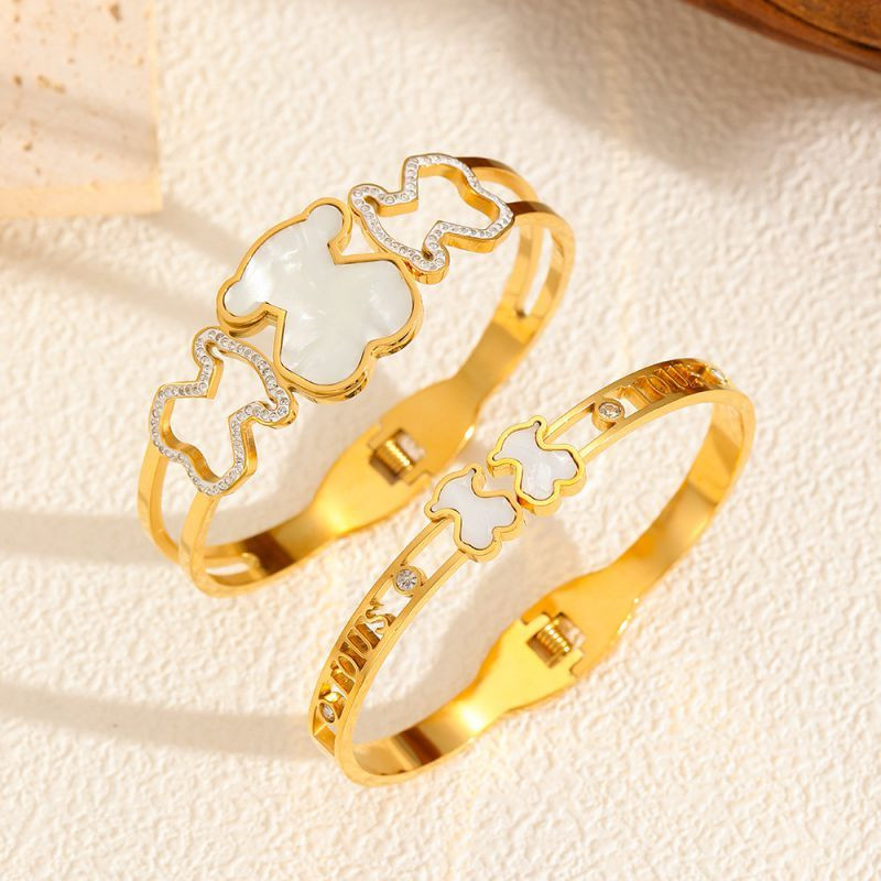 Браслет жесткий с эмалевыми вставками в форме медведей CJL19790