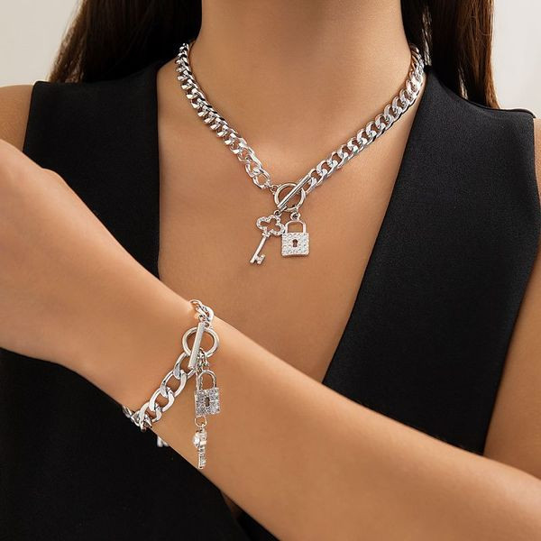 Золотистая цепь с подвесками в форме сердца и ключа CJL50435