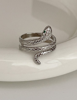 Кольцо в форме змеи с рельефной чешуей M18501