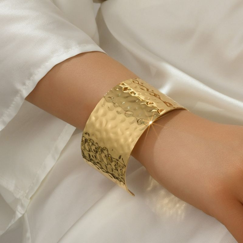 Браслет жесткий широкий с фактурой мятого золота 1J12202CJJ