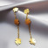Серьги-цепочки с клевером в стиле Gold 1J10379(CJJ) Серьги-цепочки с клевером в стиле Gold 1J10379(CJJ)