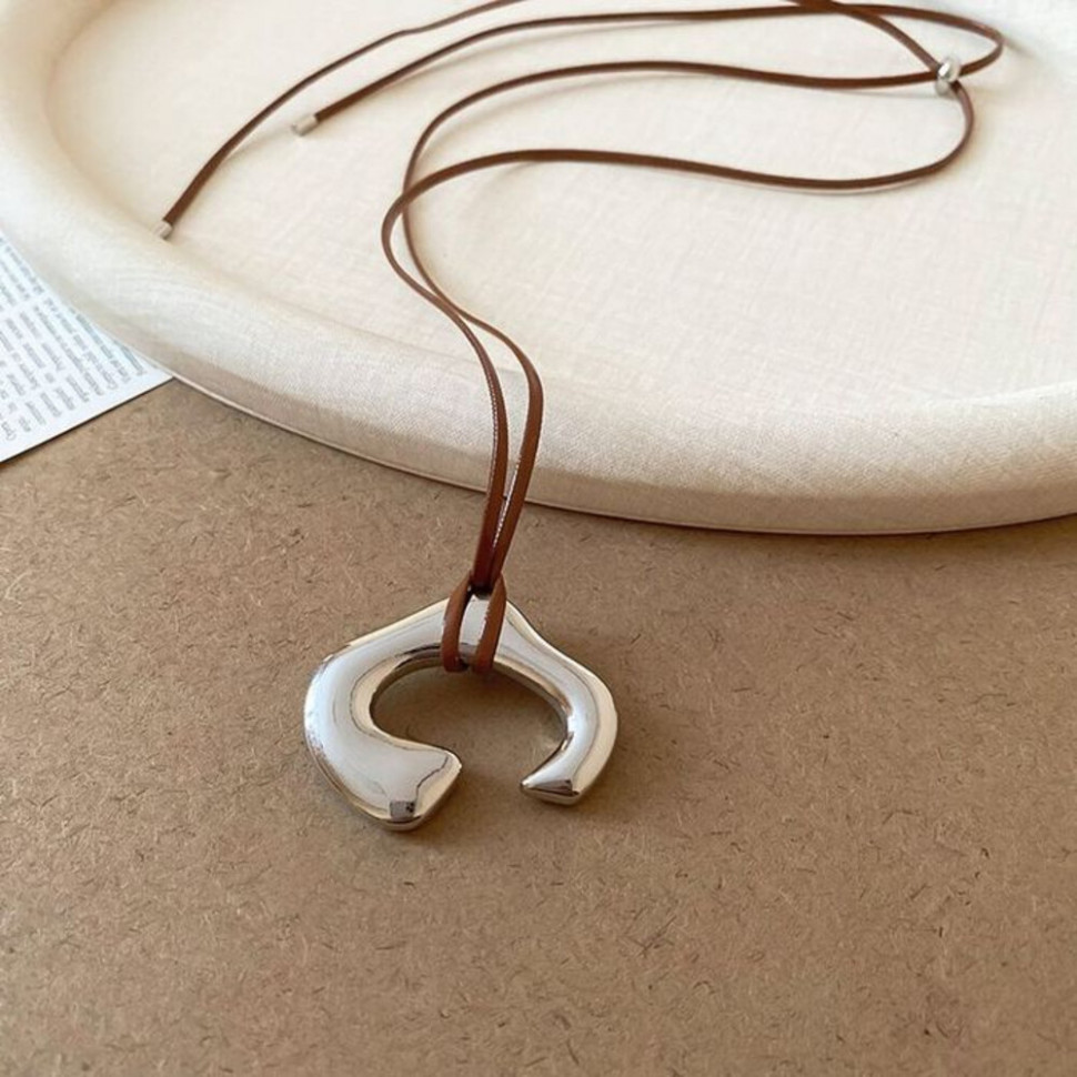 Подвеска в форме подковы на коричневом шнурке CJH12105