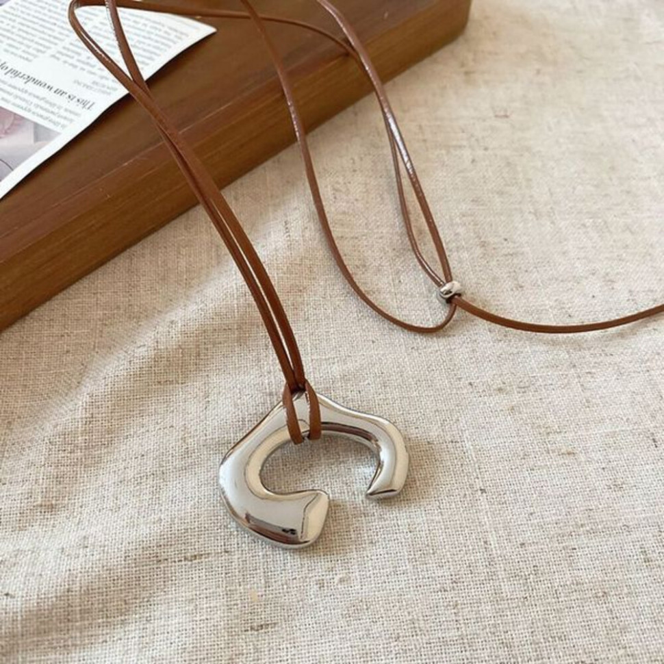 Подвеска в форме подковы на коричневом шнурке CJH12105