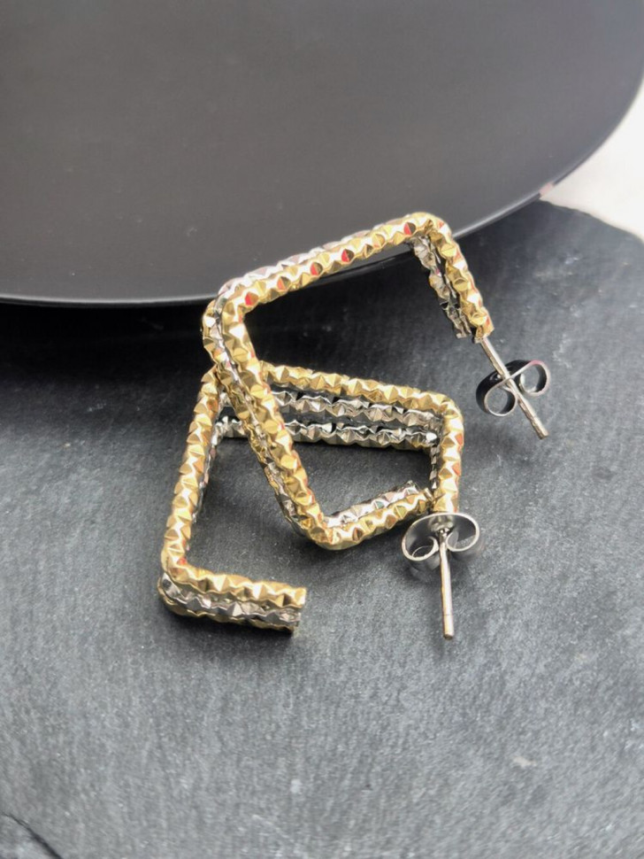 Серьги гвоздики из стали с напылением золотом квадраты J11498CJJ