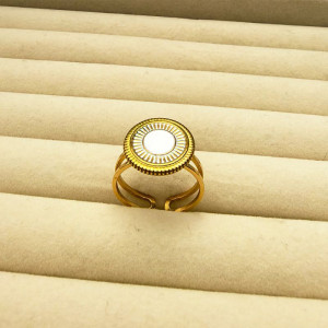 Кольцо с перламутровой вставкой и римскими цифрами CJN45355