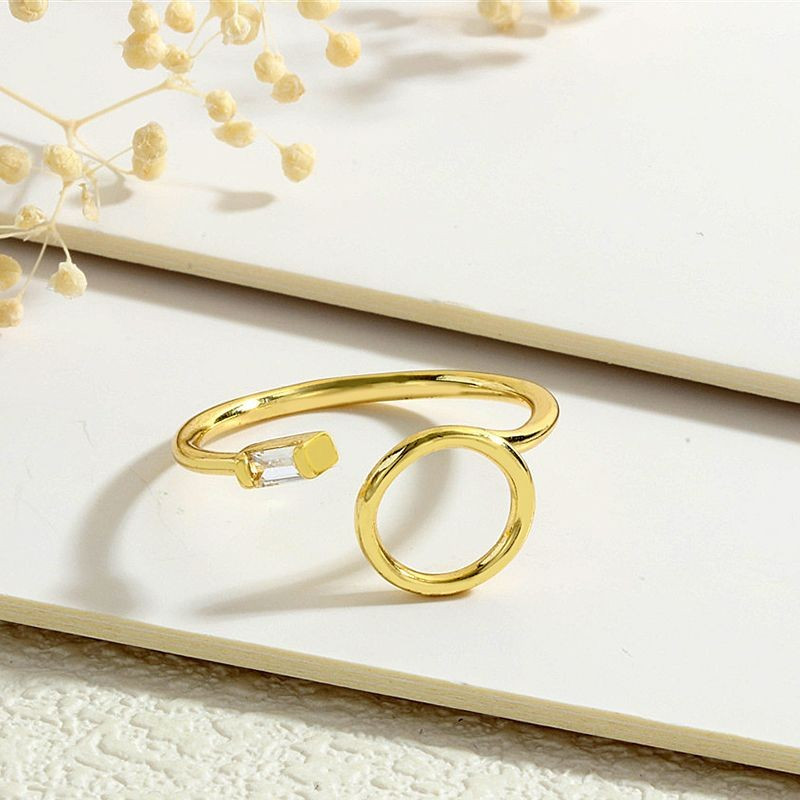 Минималистичное разомкнутое кольцо с контурным кругом и кристаллом CJG67980