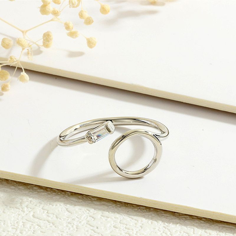 Минималистичное разомкнутое кольцо с контурным кругом и кристаллом CJG67980