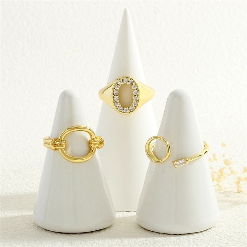 Минималистичное разомкнутое кольцо с контурным кругом и кристаллом CJG67980