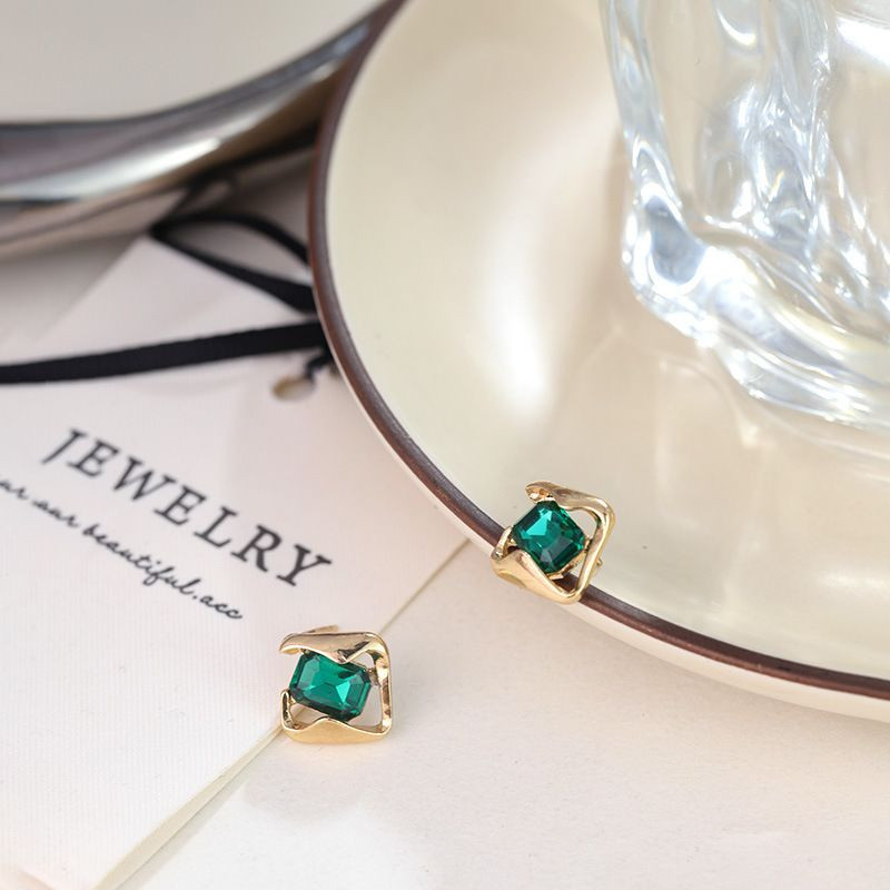 Минималистичные пусеты Квадратные кристаллы на длинной основе CJH51055