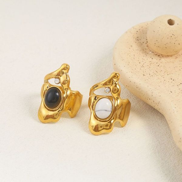 Массивное кольцо в стиле плавленый металл с белым камнем CJL46921