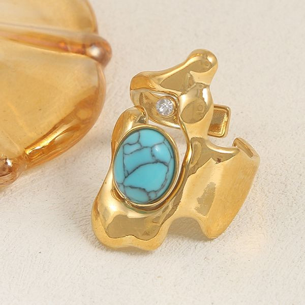 Массивное кольцо в стиле плавленый металл с белым камнем CJL46921