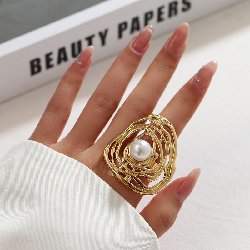 Кольцо ажурное с жемчужиной в центре CJL97523