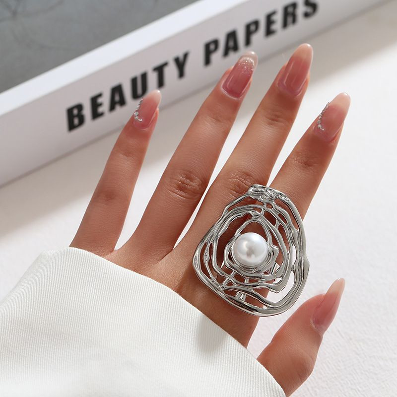 Кольцо ажурное с жемчужиной в центре CJL97523