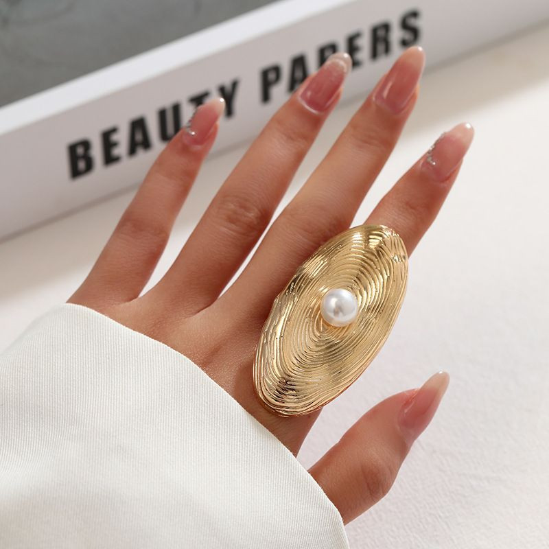 Кольцо ажурное с жемчужиной в центре CJL97523