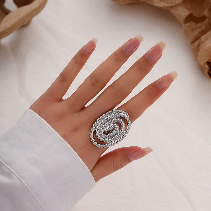 Кольцо ажурное с жемчужиной в центре CJL97523