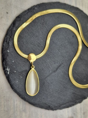 Колье-снейк с каплевидной вставкой из светлого камня J10540CJJ