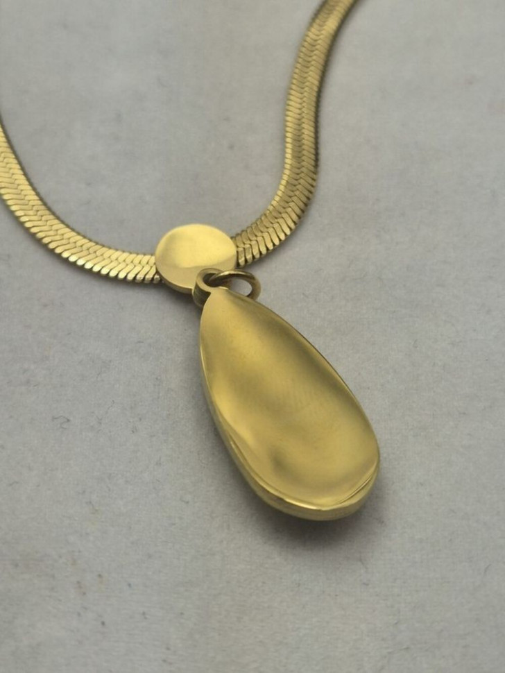 Колье-снейк с каплевидной вставкой из светлого камня J10540CJJ Колье-снейк с каплевидной вставкой из светлого камня J10540CJJ