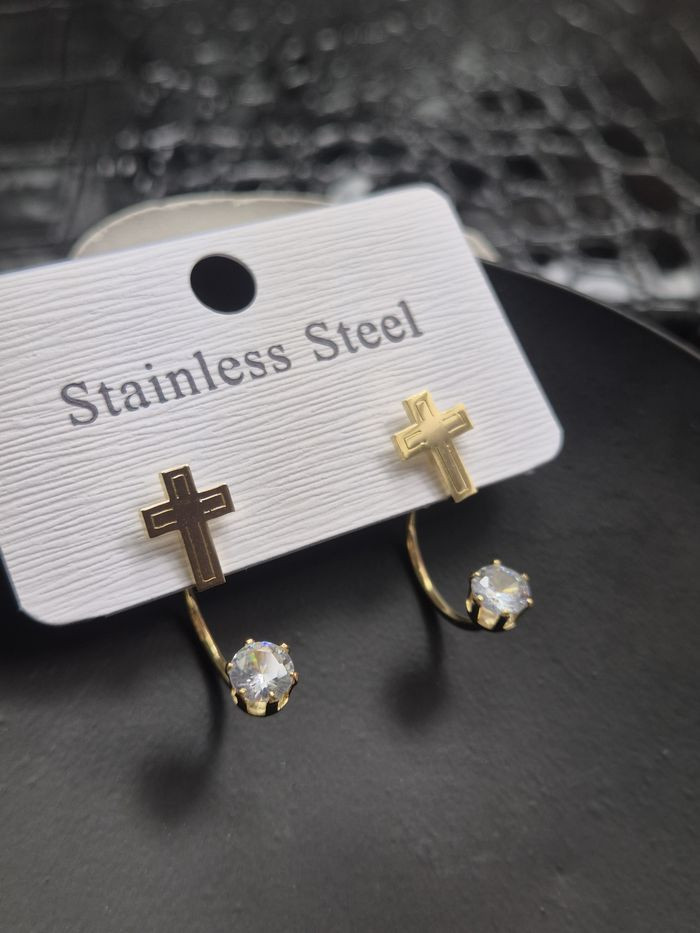 Золотистые стальные серьги-джекеты с объемными крестиками и стразами 1J10380CJJ