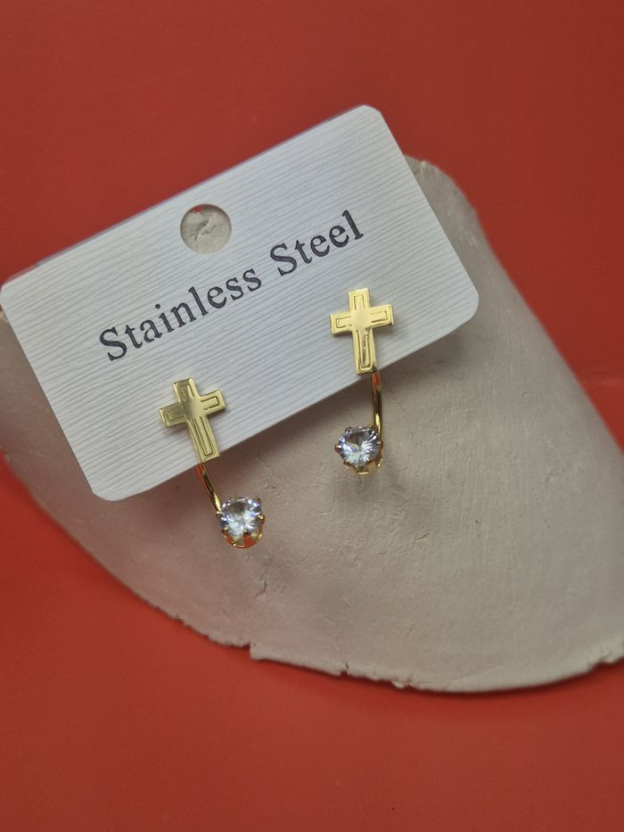 Золотистые стальные серьги-джекеты с объемными крестиками и стразами 1J10380CJJ