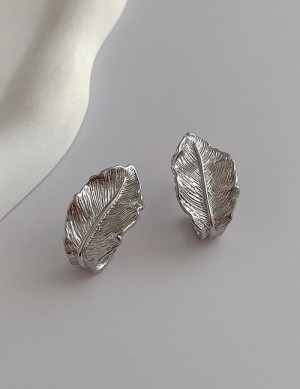Фактурные серьги-пусеты серебристые листья L13218 Фактурные серьги-пусеты серебристые листья L13218