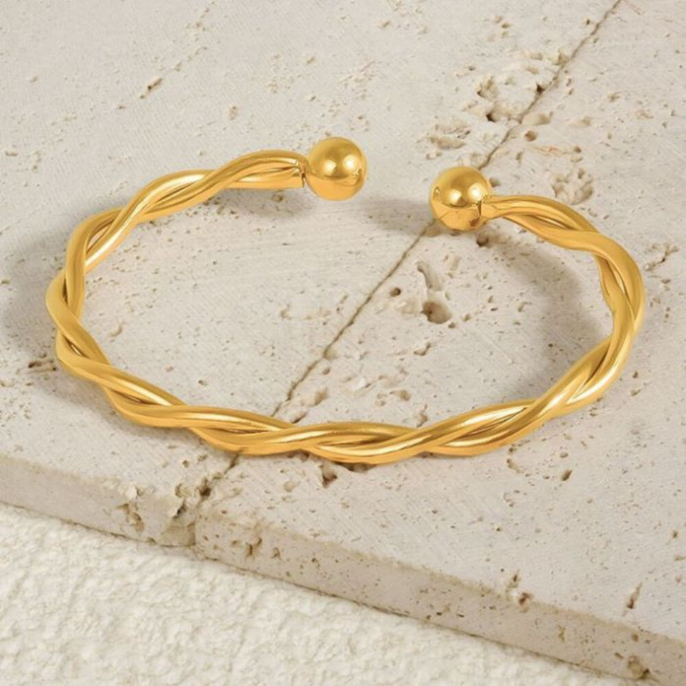 Браслет жесткий витой золотистого цвета с шариками CJH70467