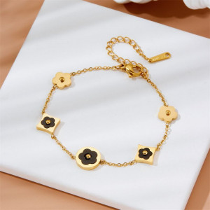 Браслет-цепочка с черными цветами и клевером CJH37248