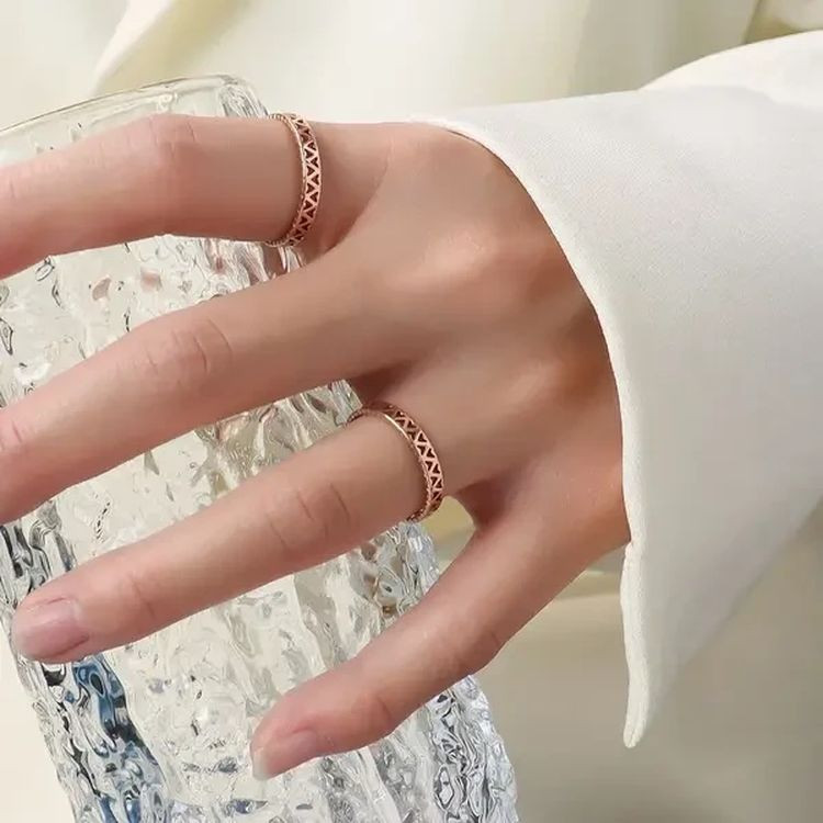 Кольцо стальное с напылением золотом сердца J10183CJJ Кольцо стальное с напылением золотом сердца J10183CJJ