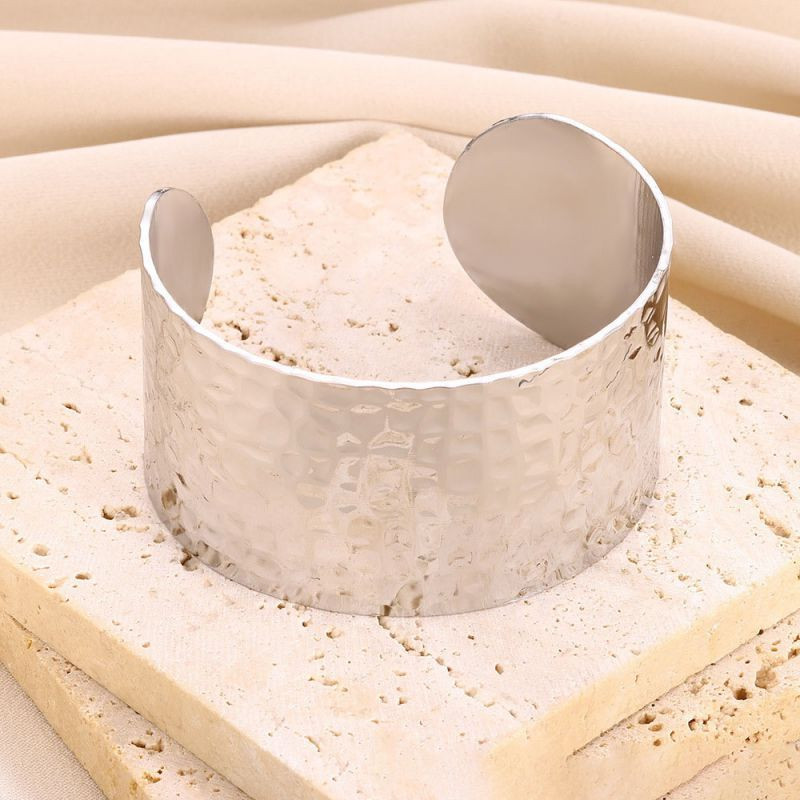 Браслет жесткий широкий с точечной фактурой CJL76032