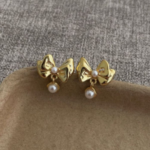 Маленькие серьги пусеты в форме золотистых бантов CJL14768 Маленькие серьги пусеты в форме золотистых бантов CJL14768