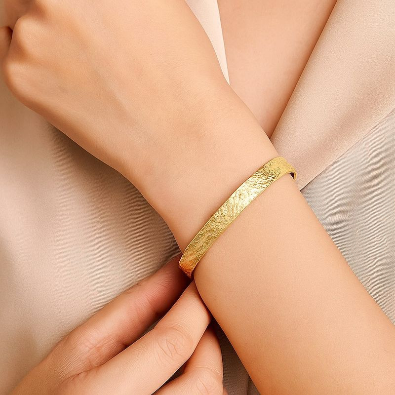 Браслет жесткий лаконичный с мелкозернистым напылением 1J12204CJJ